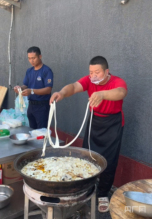 配资安全指数网 千里烩面香: 一碗热汤里的驰援与牵挂