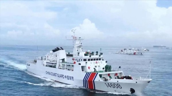 配资宝app官方网站 “锁喉”台海！中国海警亮剑，美舰敢运海马斯，直接没收没商量
