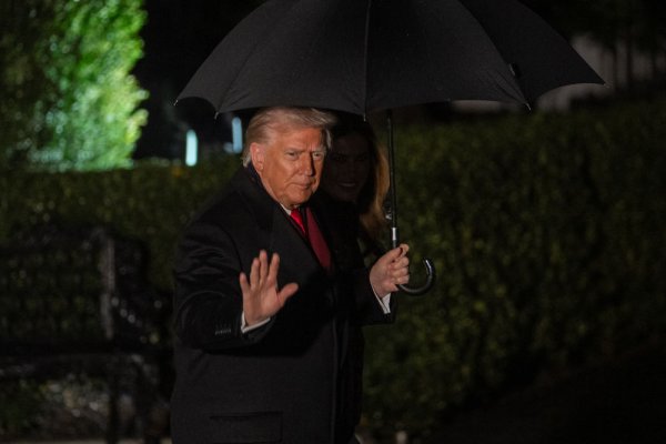 我要配资 特朗普回应健康质疑：手背瘀青只因服用阿司匹林，打瞌睡是在“放松”